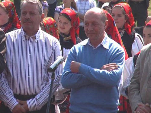 Mircea Man si Traian Basescu, Sambra oilor, Huta-Certeze, 2009 (c) eMaramures.ro